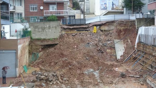İstinat duvarı çöktü, 6 katlı apartman boşaltıldı