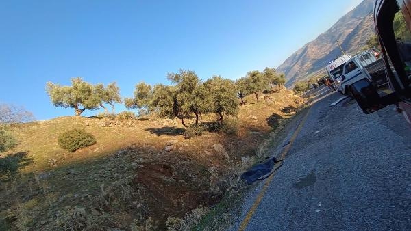 Kamyonet, 20 metreden yuvarlandı: 2 ölü