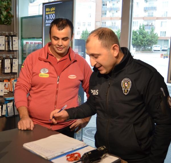 Kasiyer, yolda bulunan cumhuriyet altınlarını polise teslim etti