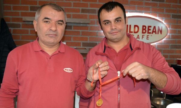 Kasiyer, yolda bulunan cumhuriyet altınlarını polise teslim etti