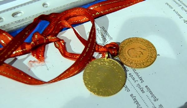 Kasiyer, yolda bulunan cumhuriyet altınlarını polise teslim etti