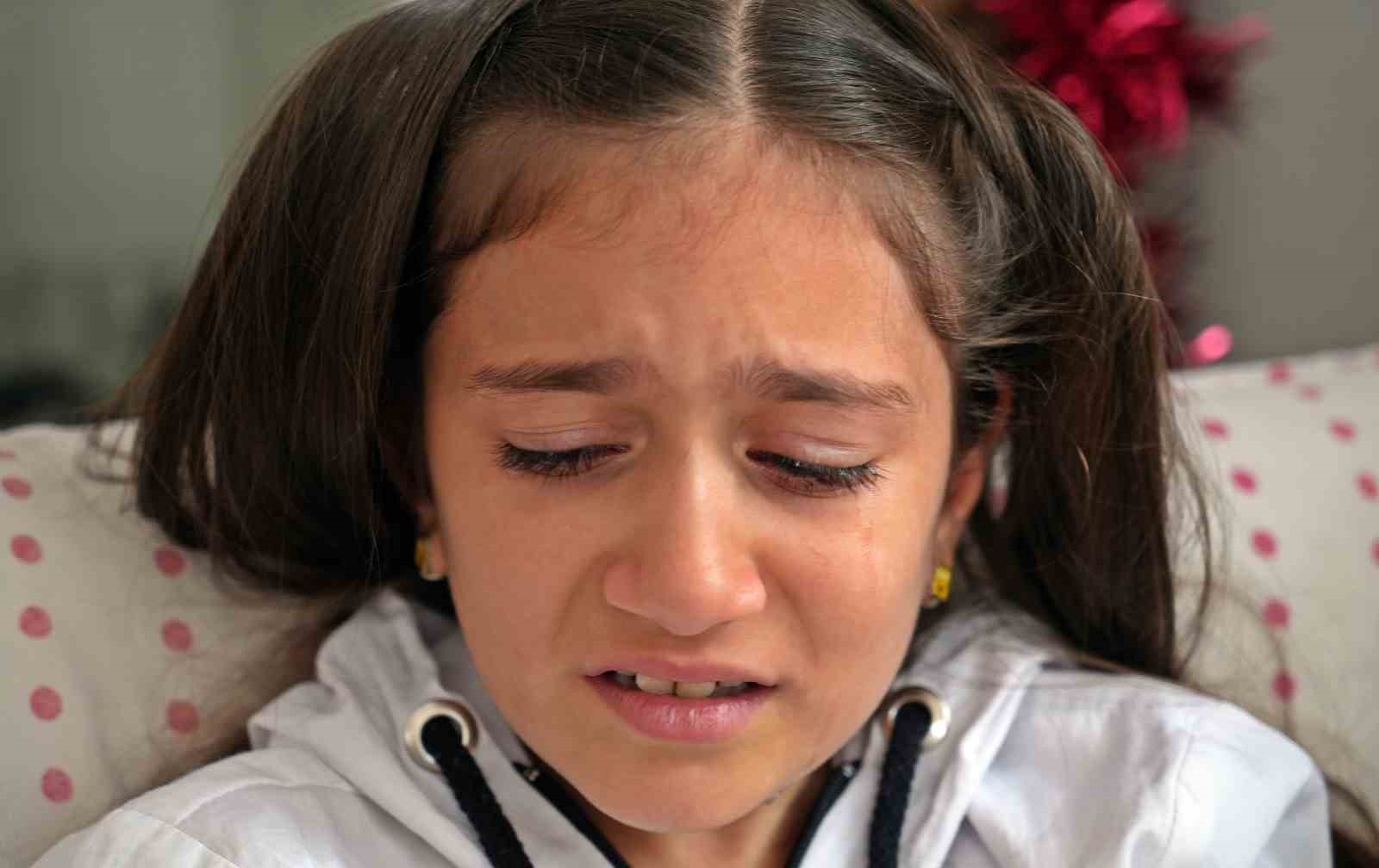 Komşuların kavgasında tabancadan çıkan kurşunla yaralanan 8 yaşındaki kız, o anları hatırladıkça gözyaşlarına boğuldu