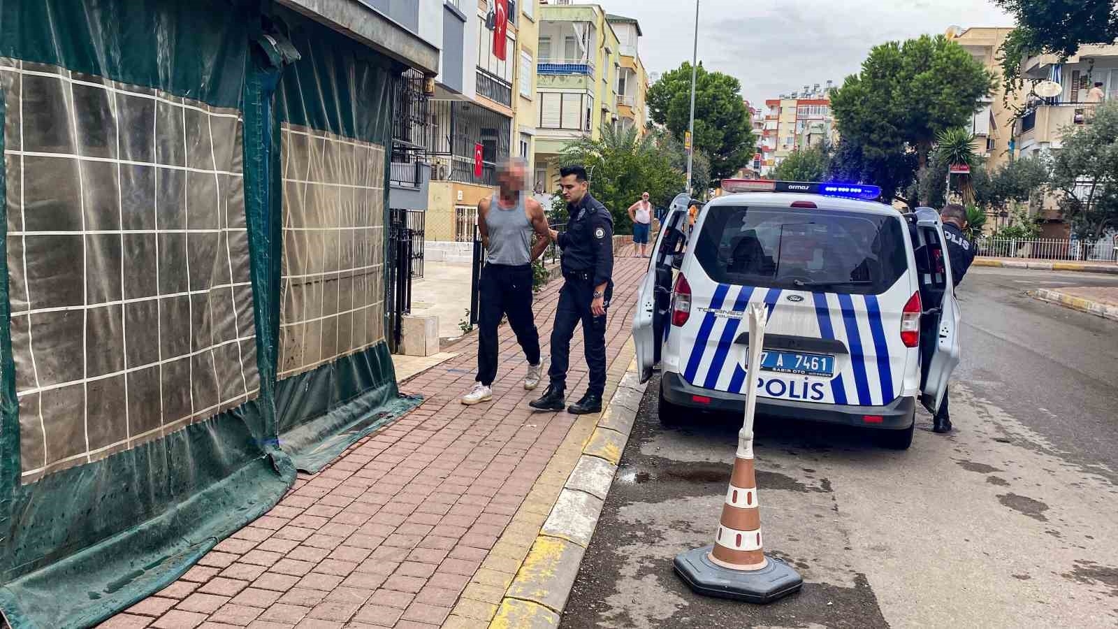 Komşuların kavgasında tabancadan çıkan kurşunla yaralanan 8 yaşındaki kız, o anları hatırladıkça gözyaşlarına boğuldu