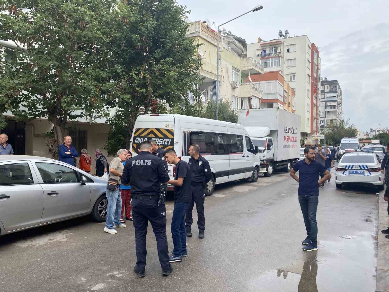 Komşuların kavgasında tabancadan çıkan kurşunla yaralanan 8 yaşındaki kız, o anları hatırladıkça gözyaşlarına boğuldu