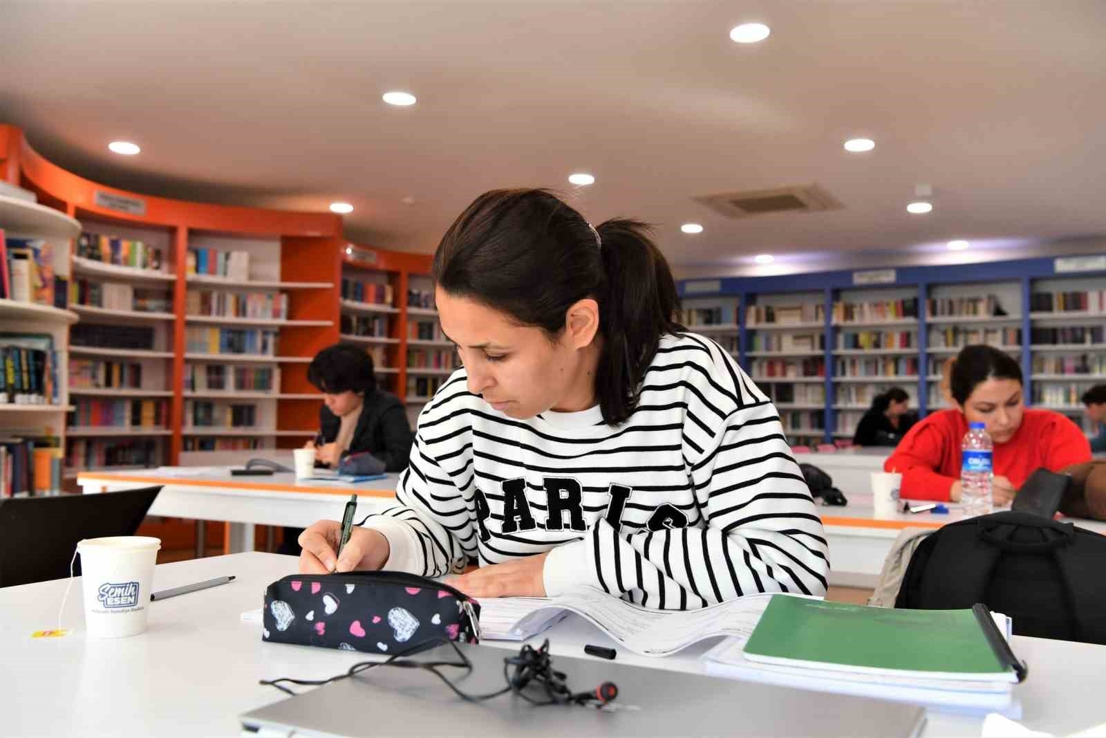 Konyaaltı Belediyesi kütüphanesi buluşma noktası oldu