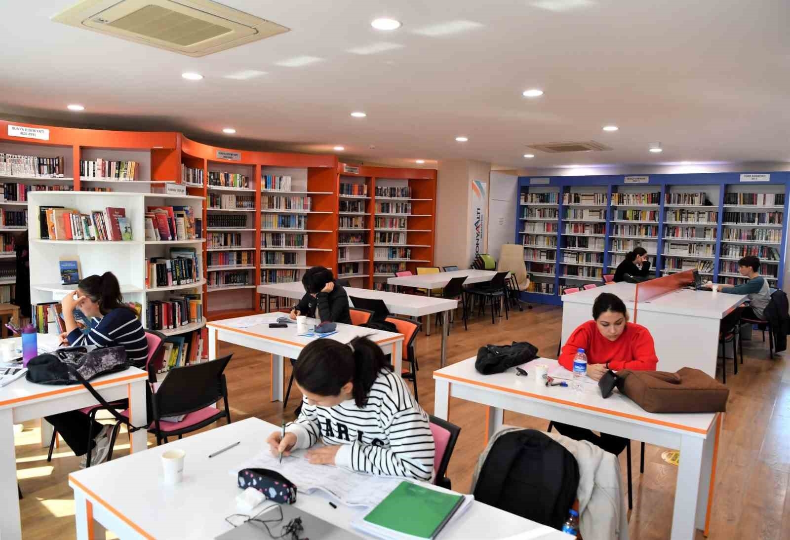 Konyaaltı Belediyesi kütüphanesi buluşma noktası oldu