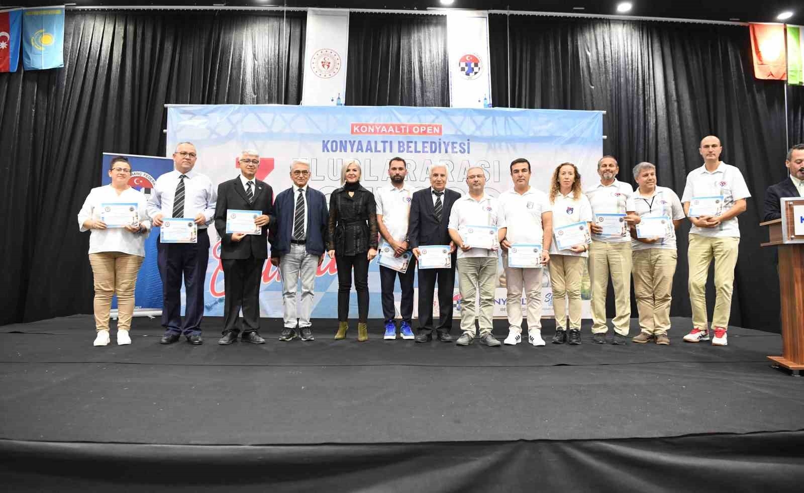 Konyaaltı'nda satrançın şampiyonları ödüllendirildi