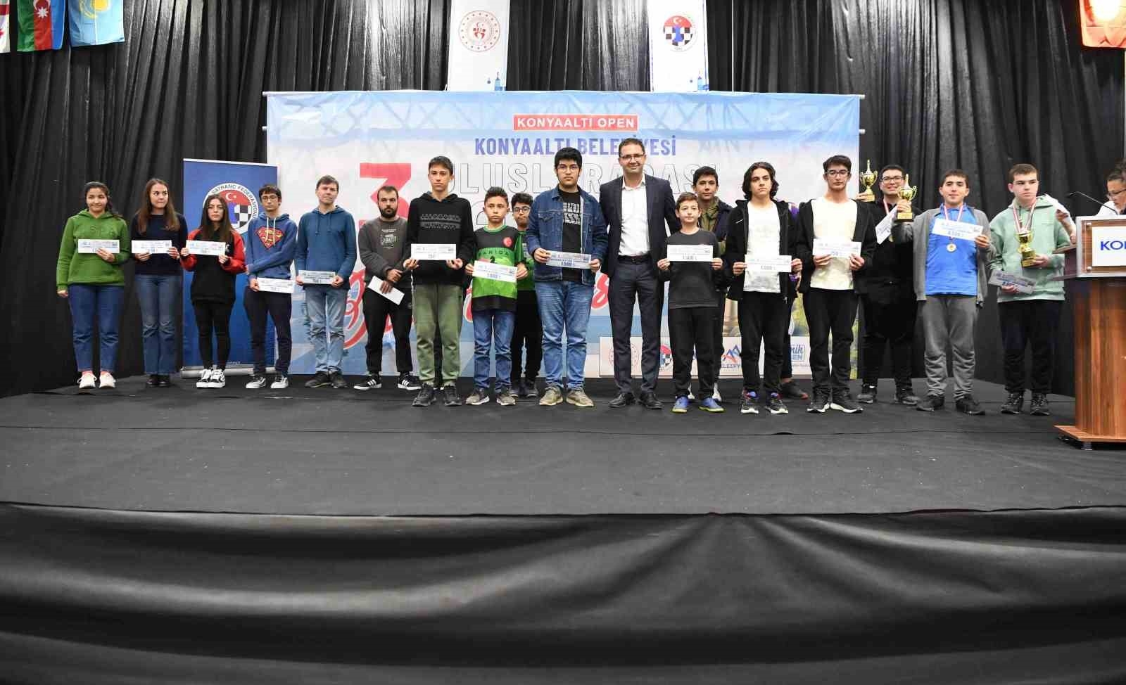 Konyaaltı'nda satrançın şampiyonları ödüllendirildi