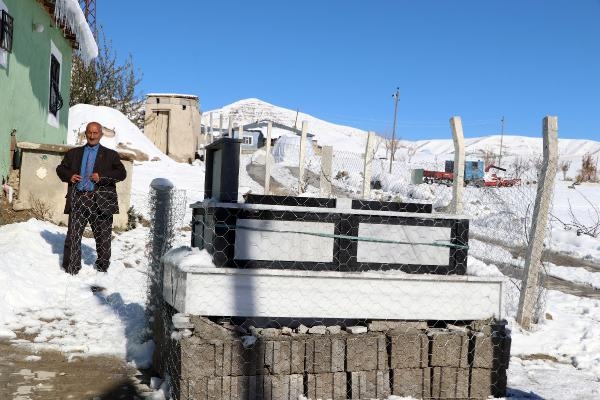 Kravat tutkunu Bedir Akbulut, evinin önüne kendi mezarını yaptırdı