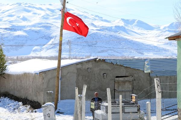 Kravat tutkunu Bedir Akbulut, evinin önüne kendi mezarını yaptırdı