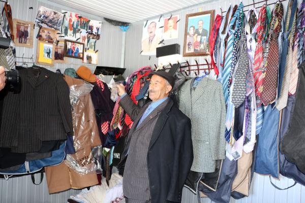 Kravat tutkunu Bedir Akbulut, evinin önüne kendi mezarını yaptırdı