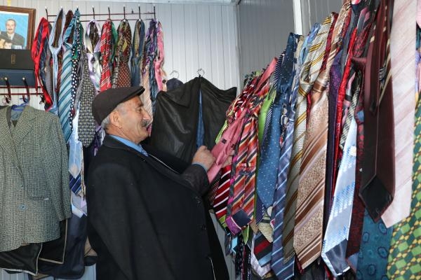 Kravat tutkunu Bedir Akbulut, evinin önüne kendi mezarını yaptırdı