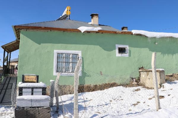 Kravat tutkunu Bedir Akbulut, evinin önüne kendi mezarını yaptırdı