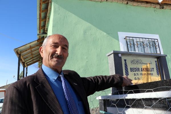 Kravat tutkunu Bedir Akbulut, evinin önüne kendi mezarını yaptırdı