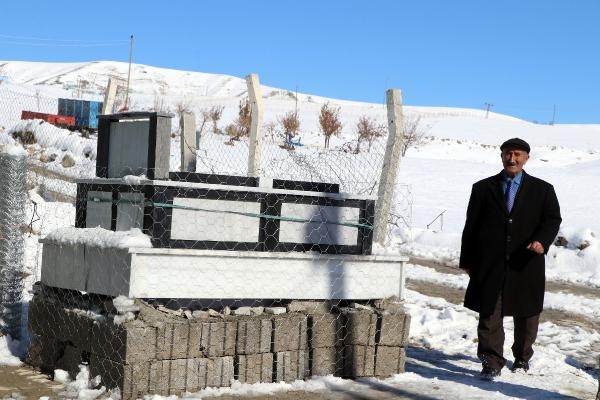 Kravat tutkunu Bedir Akbulut, evinin önüne kendi mezarını yaptırdı