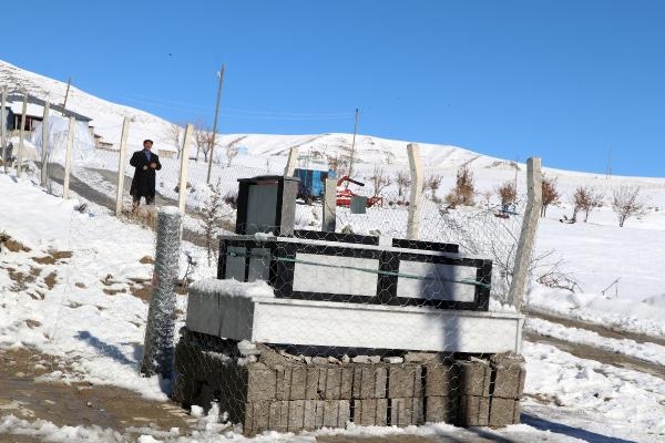 Kravat tutkunu Bedir Akbulut, evinin önüne kendi mezarını yaptırdı