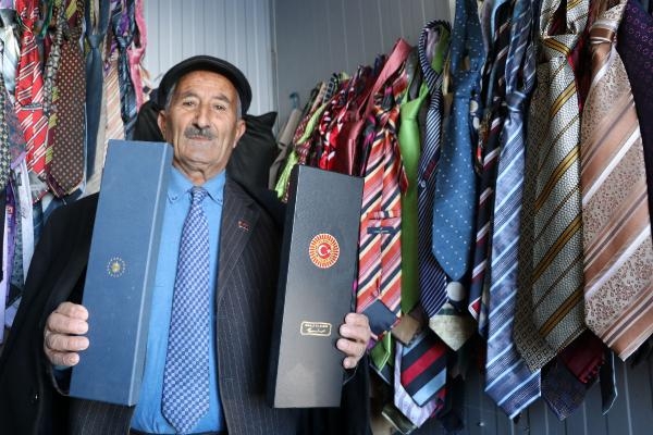 Kravat tutkunu Bedir Akbulut, evinin önüne kendi mezarını yaptırdı