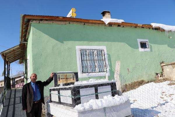 Kravat tutkunu Bedir Akbulut, evinin önüne kendi mezarını yaptırdı