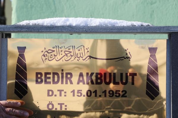 Kravat tutkunu Bedir Akbulut, evinin önüne kendi mezarını yaptırdı