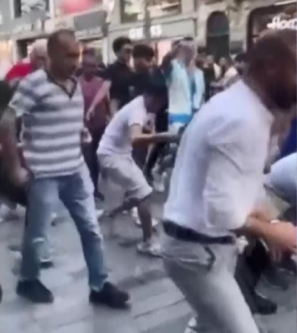 Mahkemeden İstiklal Caddesi'nde sahte dolar dağıtanlar hakkında karar