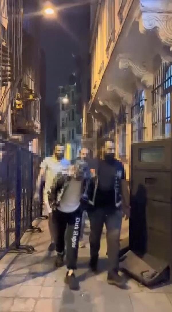 Mahkemeden İstiklal Caddesi'nde sahte dolar dağıtanlar hakkında karar