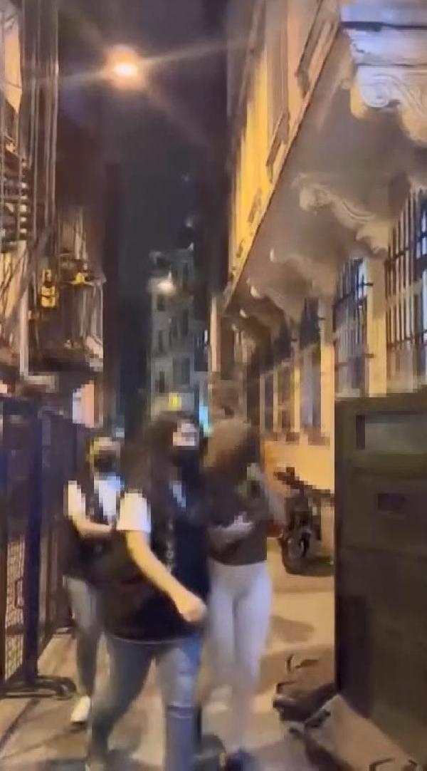 Mahkemeden İstiklal Caddesi'nde sahte dolar dağıtanlar hakkında karar