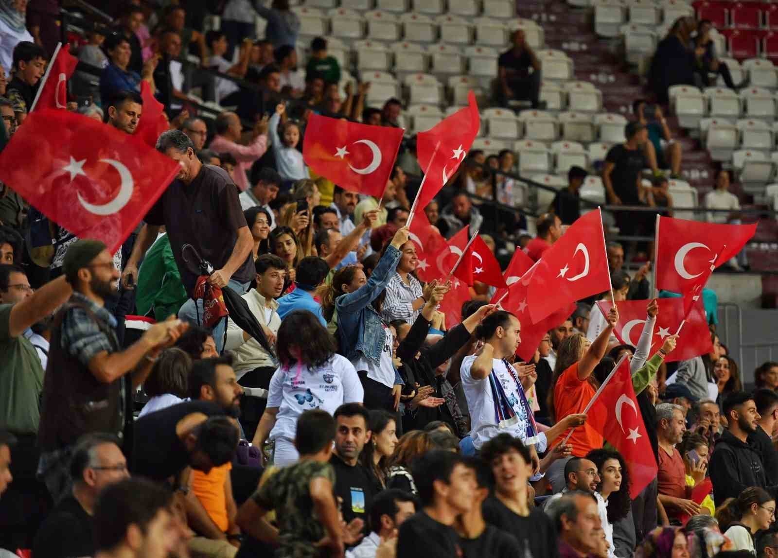 Mavi Kelebekler ilk raundu aldı