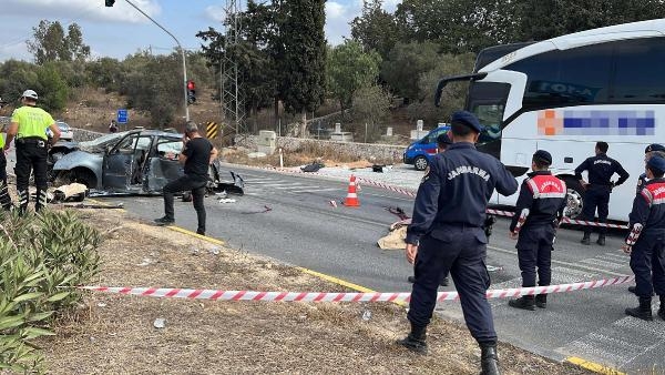 Muğla'da yolcu otobüsü ile otomobil çarpıştı; 1 ölü, 3 yaralı