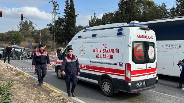 Muğla'da yolcu otobüsü ile otomobilin çarpıştığı ölümlü kaza, araç kamerasında