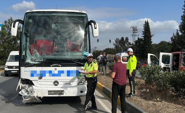 Muğla'da yolcu otobüsü ile otomobilin çarpıştığı ölümlü kaza, araç kamerasında