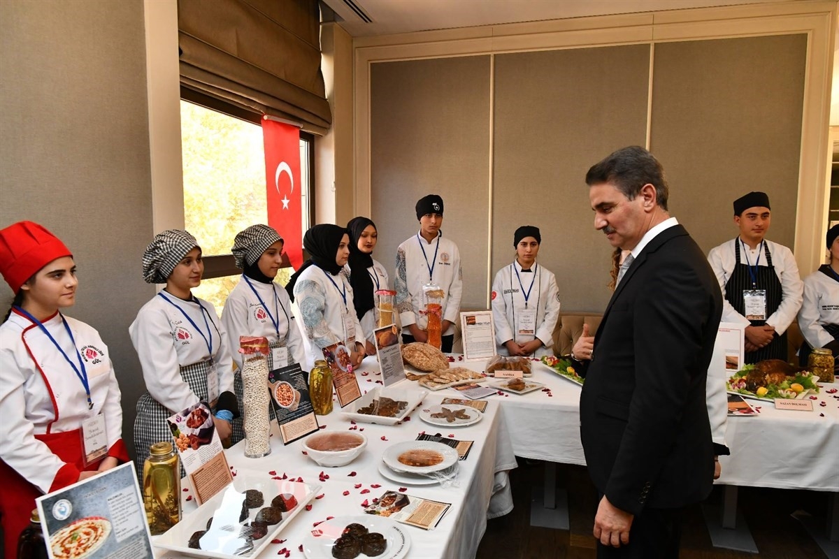 Öğrenciler hünerlerini Yöresel Yemek Fuarı'nda sergiledi