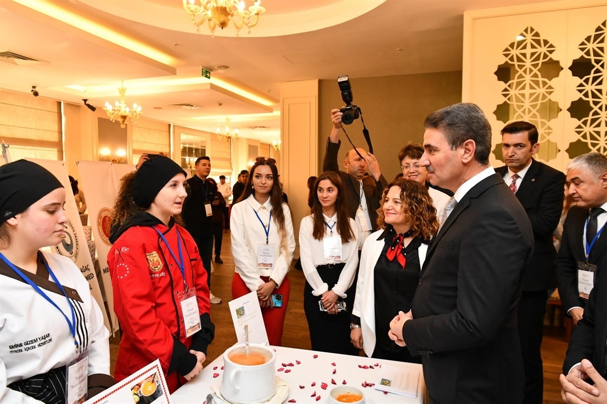 Öğrenciler hünerlerini Yöresel Yemek Fuarı'nda sergiledi