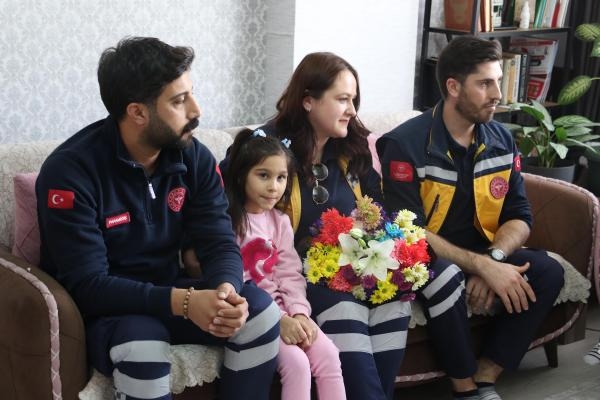 Okulda kalbi duran Serra'yı, 4 dakikada ulaşan ambulans ekibi hayata bağladı