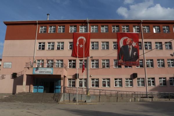 Okulda kalbi duran Serra'yı, 4 dakikada ulaşan ambulans ekibi hayata bağladı