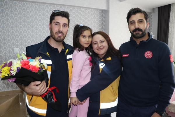 Okulda kalbi duran Serra'yı, 4 dakikada ulaşan ambulans ekibi hayata bağladı