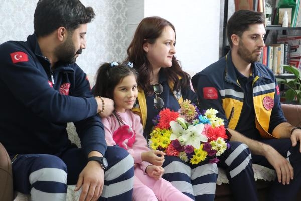 Okulda kalbi duran Serra'yı, 4 dakikada ulaşan ambulans ekibi hayata bağladı