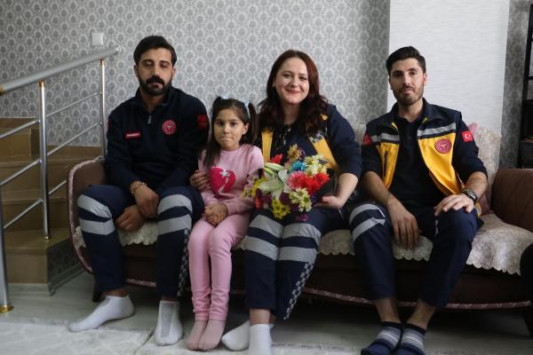 Okulda kalbi duran Serra'yı, 4 dakikada ulaşan ambulans ekibi hayata bağladı