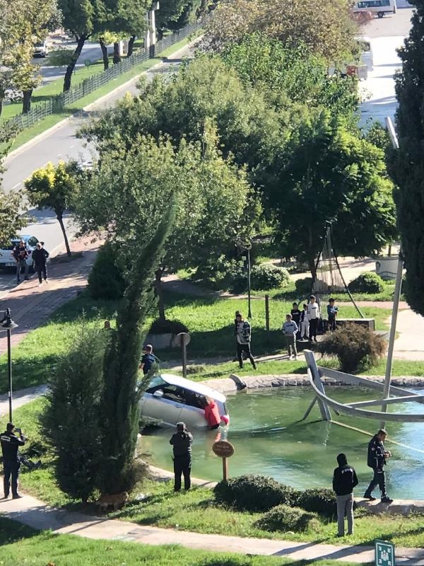 Otomobil, parktaki havuza düştü; sürücü kurtuldu