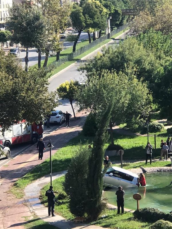 Otomobil, parktaki havuza düştü; sürücü kurtuldu