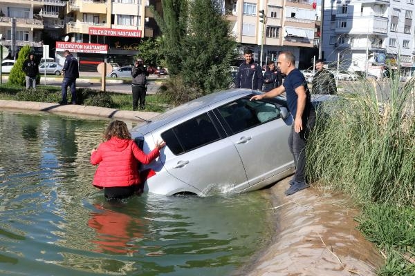 Otomobil, parktaki havuza düştü; sürücü kurtuldu