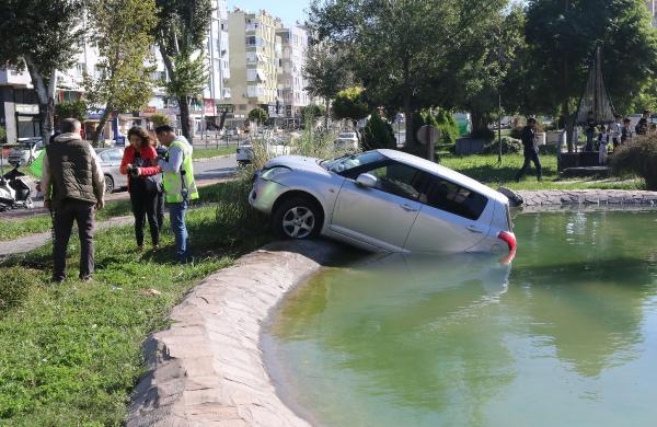 Otomobil, parktaki havuza düştü; sürücü kurtuldu