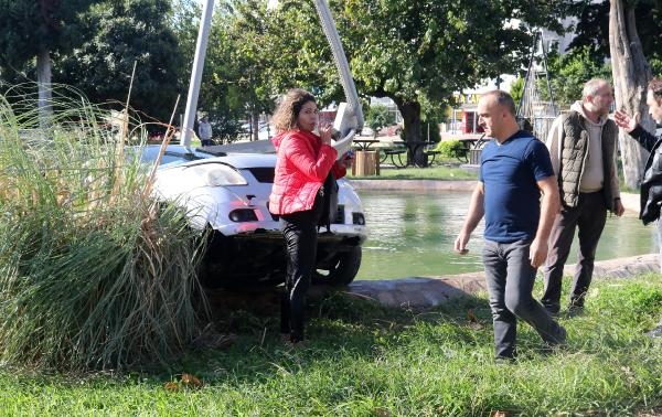 Otomobil, parktaki havuza düştü; sürücü kurtuldu