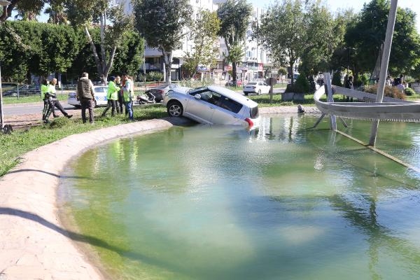 Otomobil, parktaki havuza düştü; sürücü kurtuldu