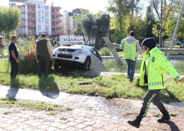 Otomobil, parktaki havuza düştü; sürücü kurtuldu