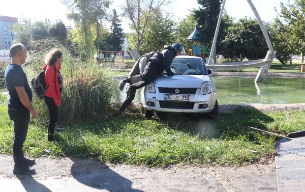 Otomobil, parktaki havuza düştü; sürücü kurtuldu