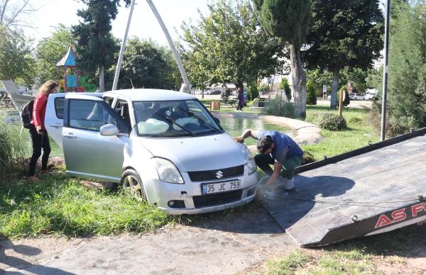 Otomobil, parktaki havuza düştü; sürücü kurtuldu