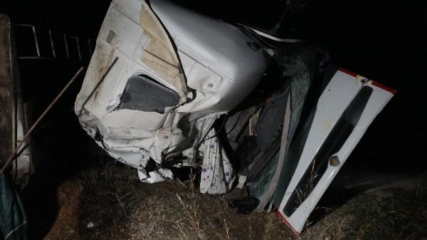 Otomobile çarpan TIR devrilip, 400 metre sürüklendi: 1 ölü, 2 yaralı