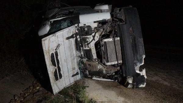 Otomobile çarpan TIR devrilip, 400 metre sürüklendi: 1 ölü, 2 yaralı