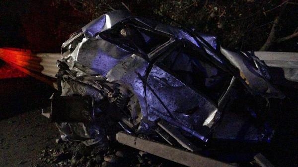 Otomobile çarpan TIR devrilip, 400 metre sürüklendi: 1 ölü, 2 yaralı