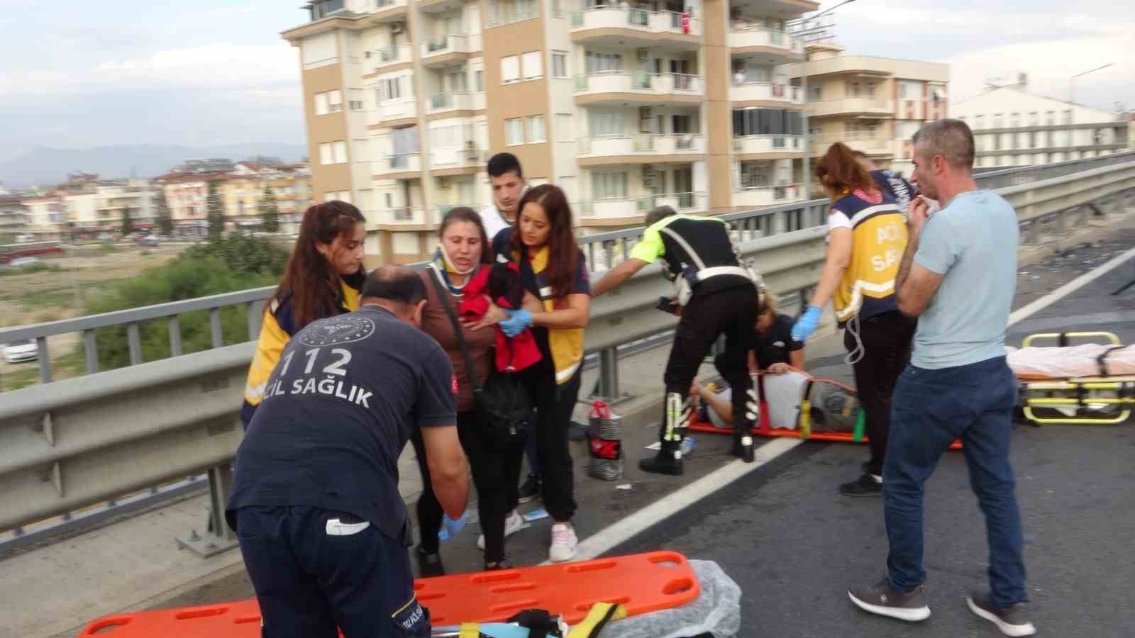Otomobilin bariyerlere çarptığı kazada can pazarı yaşandı